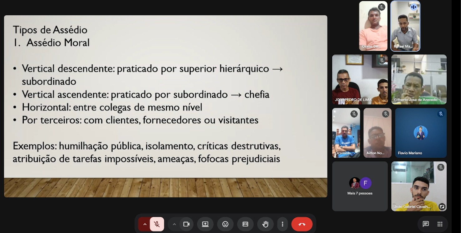 Reunião de formação com o slide dos tipos de assédio moral